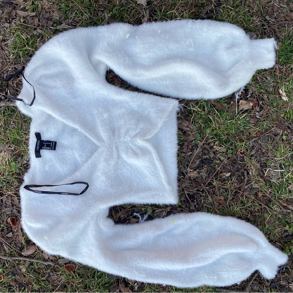 Forever 21 Cropped White Fuzzy top Super Soft Size Small